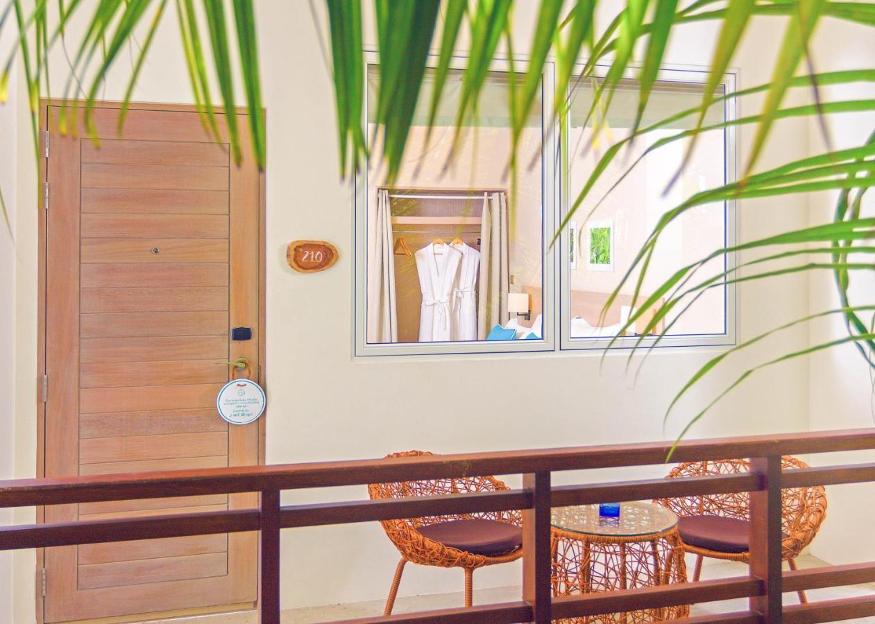 Malahini Kuda Bandos Resort Hulhumale Exterior photo A room at the hotel