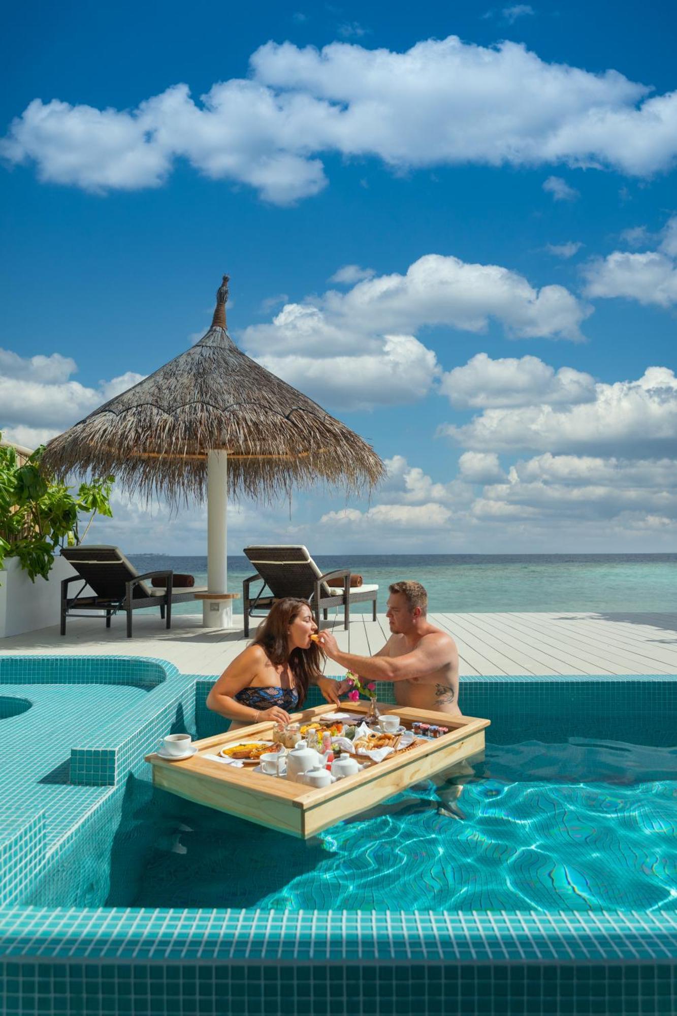 Malahini Kuda Bandos Resort Hulhumale Exterior photo A couple dining at the pool of a resort in Maldives